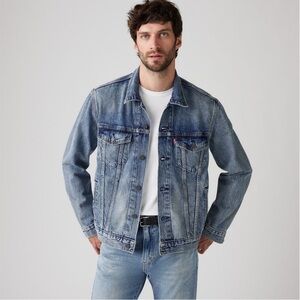 LEVI’S | Classic Denim Trucker Jacket